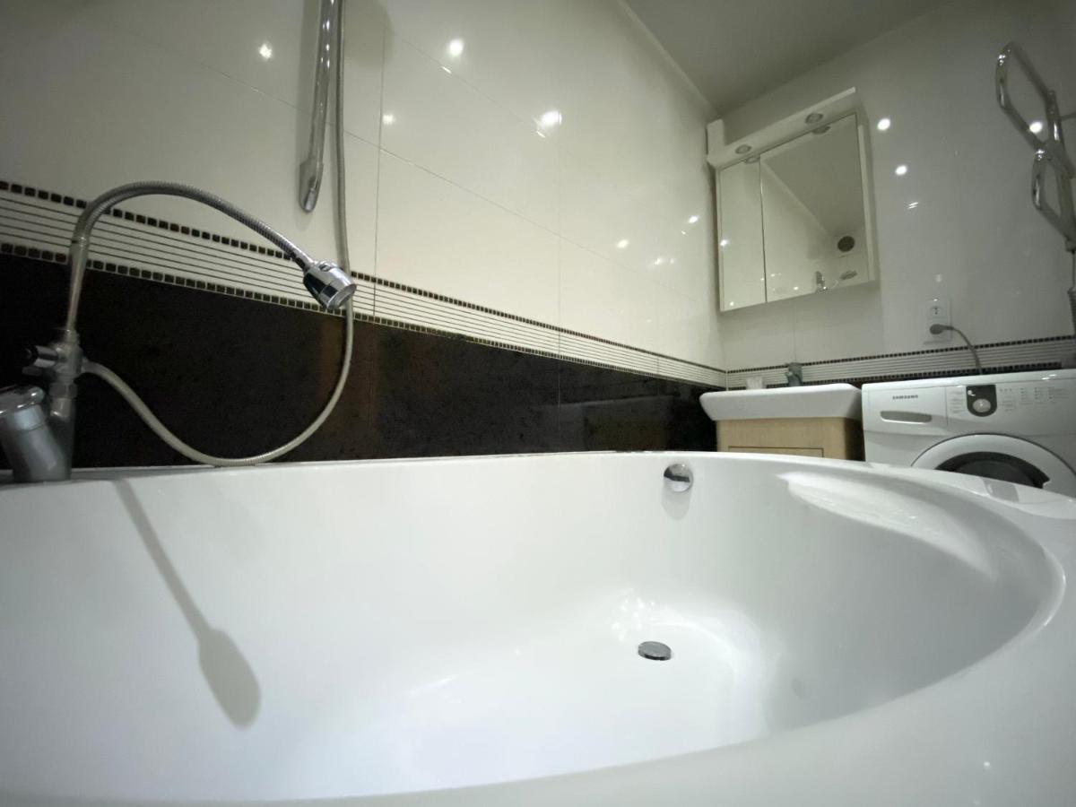 Beautiful 1-Bedroom Near Most City Center 드네프로페트로프스크 외부 사진
